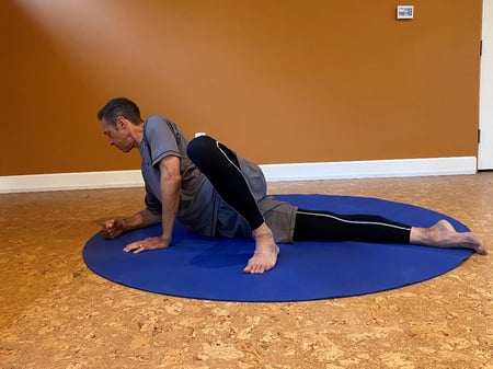 rotating pelvis during it band stretch