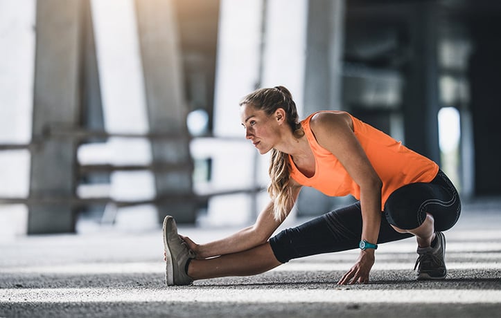 an athlete doing a dynamic warmup