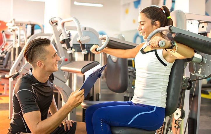 personal trainer communicating with client