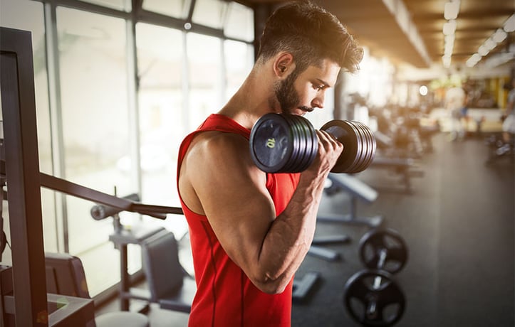 a hardgainer in the gym doing bicep curls