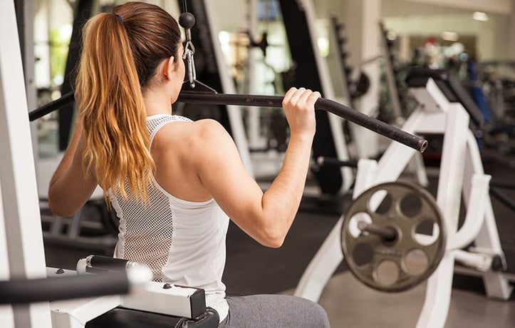 woman doing a lat pulldown