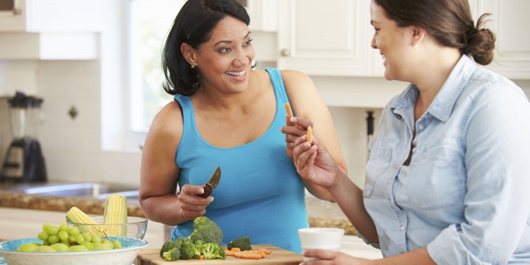 Two-Overweight-Women-On-Diet-Preparing-Vegetables-in-Kitchen-000045584628_RESIZED-750x375