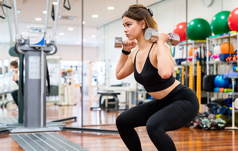 woman doing a squat without pelvic tilt