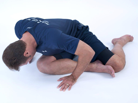 man finishing a dynamic glute stretch