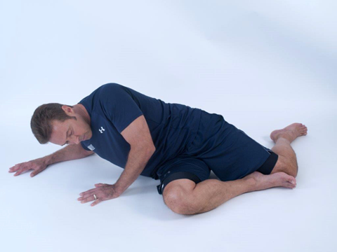 man demonstrating hip flexor warmup